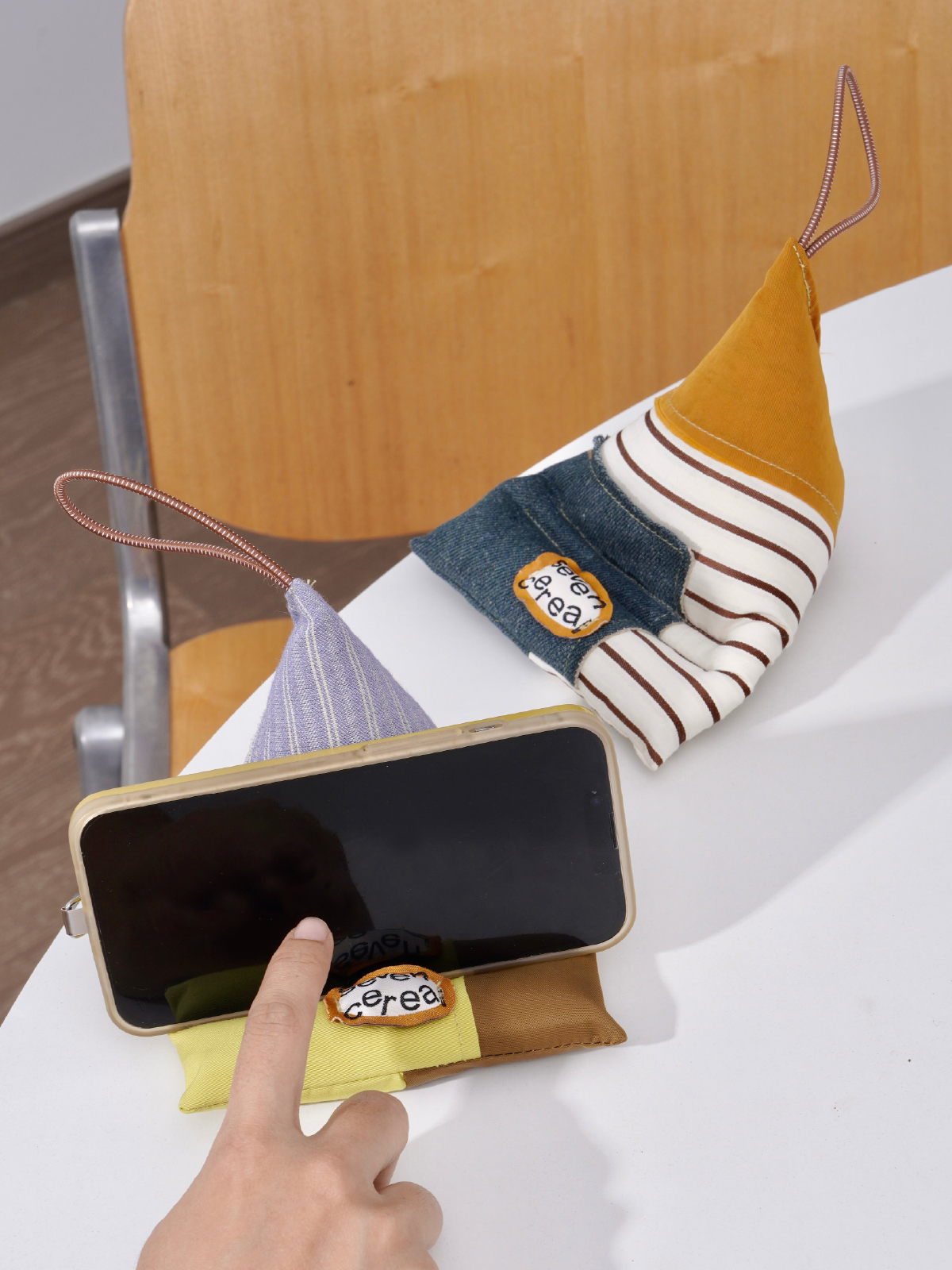 Original Phone Stand with Soft Fabric and Whimsical House Design - Playful, Cozy, Functional Style for Home, Office, and Travel, Ideal for Hands-Free Phone Viewing and Decoration for Unisex