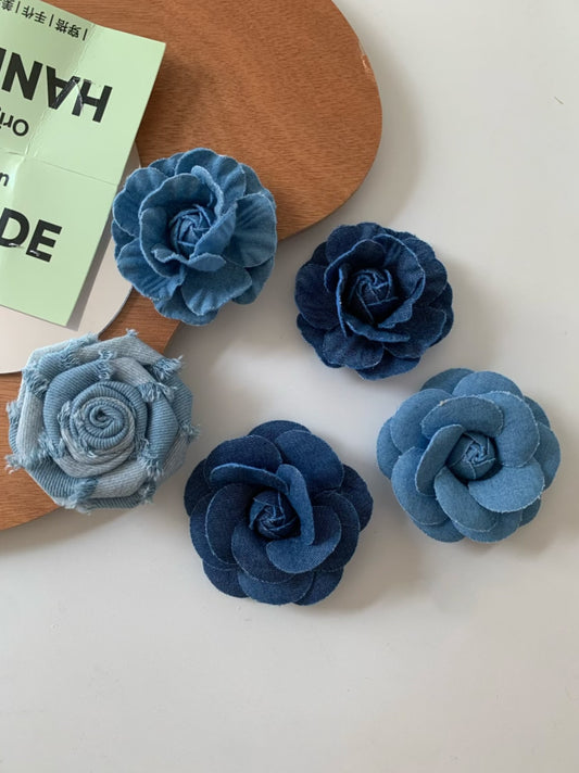 Original Denim Brooch Design with Handcrafted Denim Rose and Frayed Edges – Artistic, Vintage, Handmade for Casual Wear, Fashion Accessories, Special Occasions, Ideal for Adding a Touch of Rustic Charm and Elegance to Any Outfit for Women